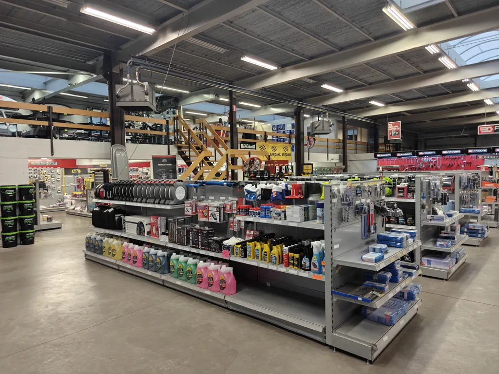 Rekken met onderhoudsproducten, oliën en accessoires in de winkel