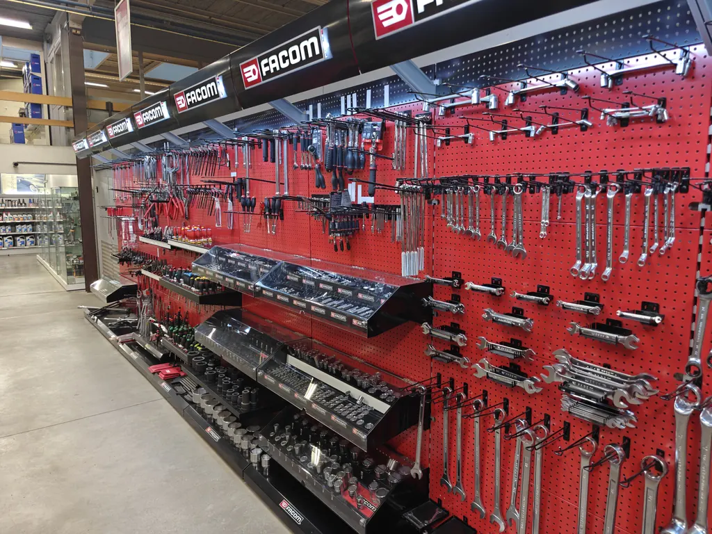 Rode gereedschapswand met sleutels, doppen en handgereedschap